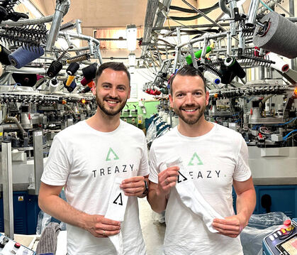 Treazy-Gründer Denis Petitjean (links) und David Nau besuchen Socken-Manufaktur in Portugal.
