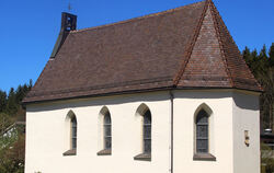 Gotisch und schlicht: Die Haidkapelle, von der Bundesstraße 313 aus gut sichtbar, wird 550 Jahre alt. Das wird heute beim Maibau
