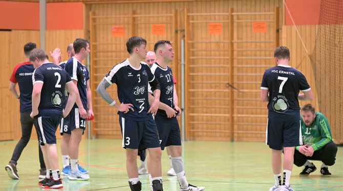 Der Abstieg droht: Trauer im Lager der HSG Ermstal.  FOTO: BAUR