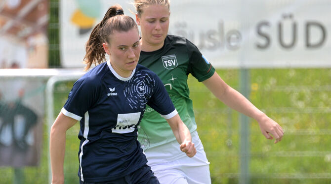 Tanaya Betz (links), zweifache Torschützin für Lustnau, im Zweikampf mit der Sondelfingerin Hannah Sprenger.  FOTO: BAUR