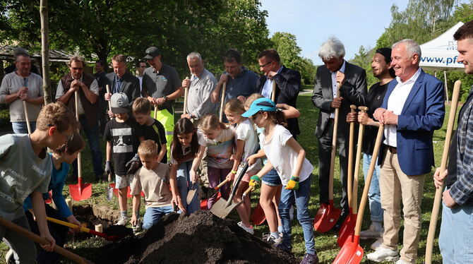 BUGA und Spielplatzkonzeption Pfullingen Es wird eifrig geschaufelt bei der Baumpflanzaktion.