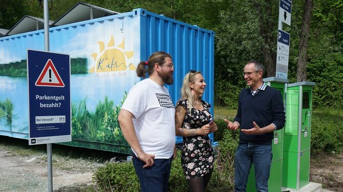 Clemens (links) und Vildana Vohrer erläutern mit Bürgermeister Bernd Haug das neue Parkraumkonzept. An der Parkplatz-Einfahrt wa Clemens (links) und Vildana Vohrer erläutern mit Bürgermeister Bernd Haug das neue Parkraumkonzept. An der Parkplatz-Einfahrt wa