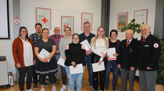 Vorstand Wolfgang Hoch (rechts) ehrt langjährige DRK-Mitglieder – unter anderem seinen Amtsvorgänger und amtierenden Kassenwart