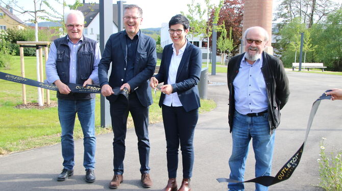 Der Bürgerpark ist offiziell eröffnet, Oberbürgermeisterin Carmebn Haberstroh hat das schwarze Band durchschnitten. Mit ihr freu