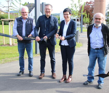 Der Bürgerpark ist offiziell eröffnet, Oberbürgermeisterin Carmebn Haberstroh hat das schwarze Band durchschnitten. Mit ihr freu