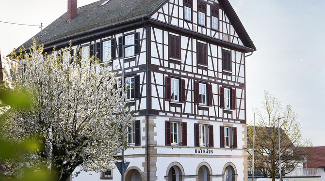 Ortsbildprägender Rommelsbacher Verwaltungssitz: das örtliche Rathaus mit seiner Fachwerlfassade.