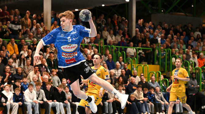 Fällt verletzungsbedingt für den Rest der Saison aus: Pfullingens Rechtsaußen Julius Schmidt (mit Ball).