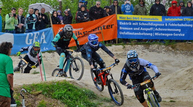 Benedikt Last (vorne) ist auf seiner Heimstrecke in Reutlingen ein ernstzunehmender Gegner für die Fourcross-Jungspunde. FOTO: N
