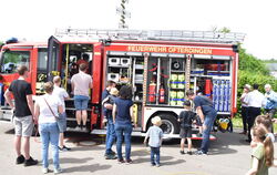 Das neue HLF 10 der Feuerwehr Ofterdingen wird von der Bevölkerung interessiert begutachtet.