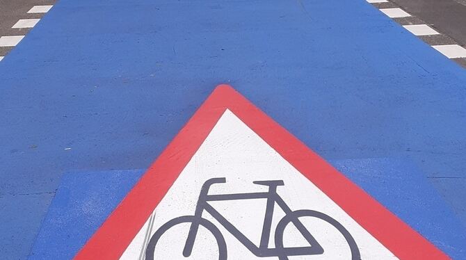 Achtung Radfahrer: neue Warnhinweise auf Metzingens ehemaliger Kurzzeit-Fahrradstraße zwischen dem Bahnhof und der Rechbergstraß
