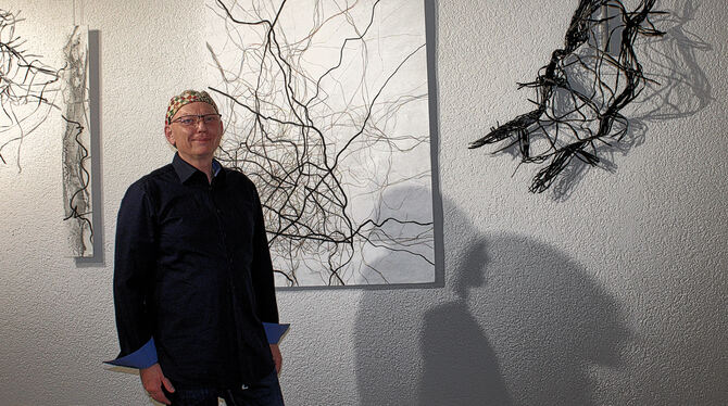 Armin Burghagen vor seinen Werken »open line« (links) und »Streben«