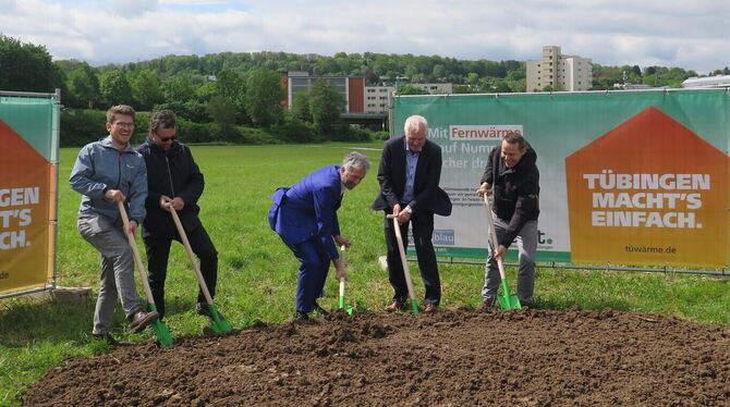 Solarthermie Au Start beim Solarthermiepark Au: Boris Palmer (Mitte) beim Spatenstich am »Tag der Sonne«.