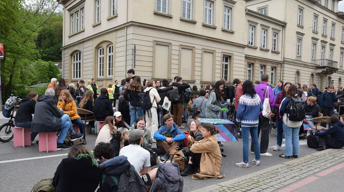Fridays for Future Wilhelmstraße Blockade Etwa 200 junge Menschen demonstrierten bei einem entspannten Plausch mitten auf der Wilhelmstraße.