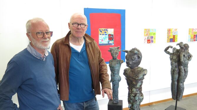 Bildhauer Peter Wichmann (links) und Maler Friedhelm Wolfrat zeigen in Wolfrats Atelier in der Reutlinger Gustav-Wagner-Straße i