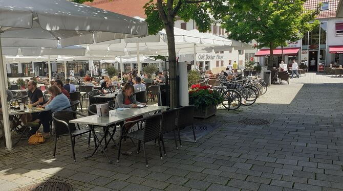 Hier lässt es sich weiterhin bis in die Abendstunden im Sommer sitzen: Außencafés und -lokale auf dem Metzinger Marktplatz.