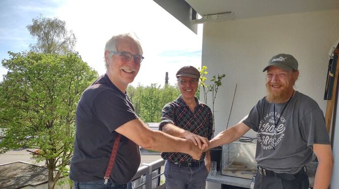 Balkon-Solaranlage Die erste Balkon-Solaranlage haben Klaus Fink (links) und Erhard Grundler bei Jürgen Trissler realisiert.