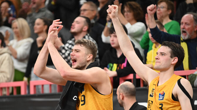 Szenen aus dem Hinspiel gegen Oldenburg: Kriss Helmanis (links) und Jimmy Boeheim bejubeln den Überraschungserfolg.