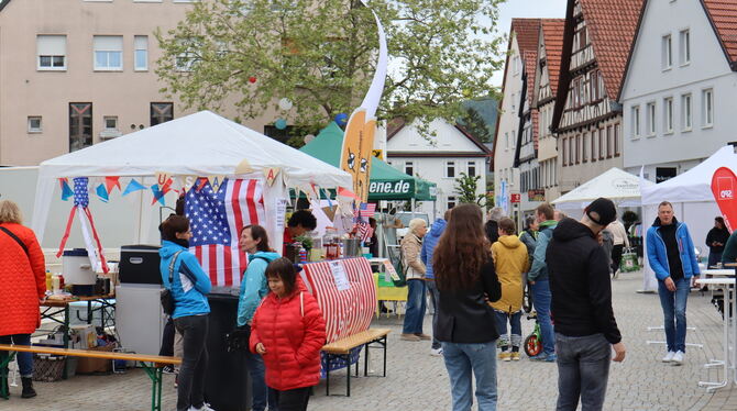 »Dolce Vita« in Pfullingen: Die verschiedenen Stände locken viele Besucher in die Innenstadt.