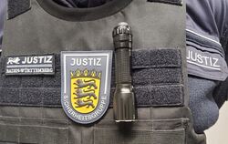 Justizbeamte der Sicherheitsgruppe der Gerichte und Staatsanwaltschaften waren im Gericht und kontrollierten alle Prozess-beteil