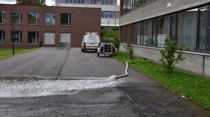 Die Feuerwehr pumpt das Wasser aus dem Untergeschoss der Friedrich-List-Gemeinschaftsschule. FOTO: MEYER