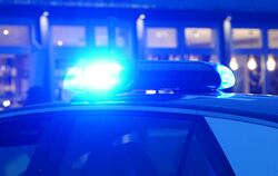 Streifenwagen der Polizei mit eingeschaltetem Blaulicht