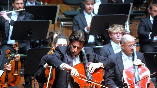 Daniel Müller-Schott spielte mit der Württembergischen Philharmonie Dmitri Schostakowitschs erstes Cellokonzert.