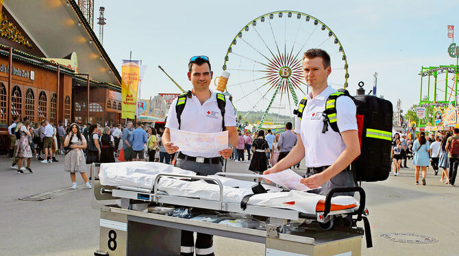 Mit der Rolltrage auf dem Cannstatter Wasen: Alexander Jahn und Maximilian Niemann (rechts) sind ehrenamtlich beim Stuttgarter F