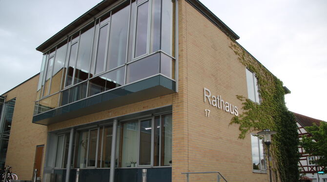 Mit der jetzigen Rathaus-Besetzung in Riederich seien viele Aufgaben nicht zu schaffen, argumentiert Bürgermeister Tobias Pokrop