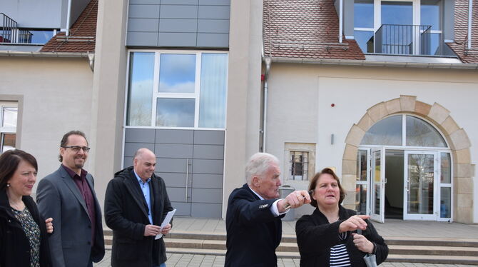 Kultusministerin Theresa Schopper beim Besuch in Ofterdingen.  Bürgermeister Joseph Reichert schildert die Pläne und weist auf d