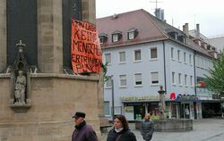Politisches Transparent an der Citykirche in der Reutlinger Fußgängerzone. 