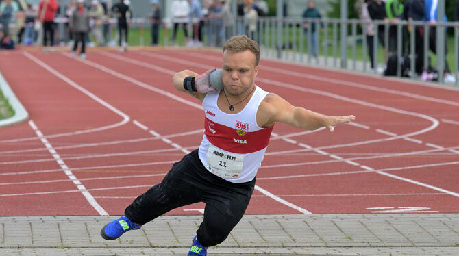 Niko Kappel stößt in Hechingen erstmals über 15 Meter.