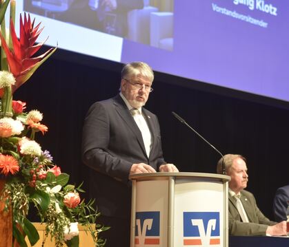 Der scheidende Vorstandsvorsitzende Wolfgang Klotz (links) bei seinem letzten Rechenschaftsbericht; neben ihm der stellvertreten
