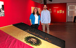 Eva Bissinger und Sven-Jan Reinacher kuratieren die Ausstellung und stehen hinter der Revolutionsfahne „Freiheit oder Tod“.