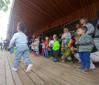 Die kleinen Bewohnerinnen und Bewohner vom Kinderhaus Regenbogen begrüßen ihre neue-alte Bleibe mit dem Lied "Hier steht ein Hau
