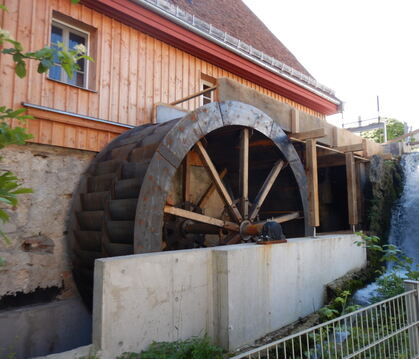 Die sanierte Mühle Renz liegt am Pfullinger Wassererlebnispfad, Professorin Waltraud Pustal wird auf einer Tour entlang ehemalig