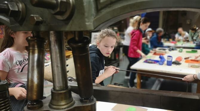 Museumstag mit Rallye für die ganze Familien: Im Spendhaus durften die Kinder mit HAP Grieshabers Presse drucken.  FOTO: WEISS