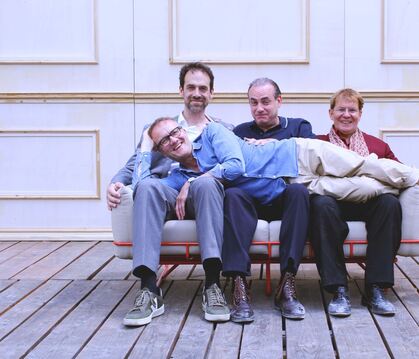 LTT-Intendant und Regisseur Thorsten Weckherlin (liegend) mit den Schauspielern Rolf Kindermann, Miguel Abrantes Ostrowski und A