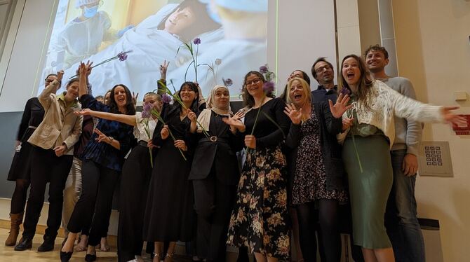 Die Pioniere der Pflege – Erste Absolventen des Studiengangs in Tübingen. FOTO: ZECK Die Pioniere der Pflege – Erste Absolventen des Studiengangs in Tübingen. FOTO: ZECK