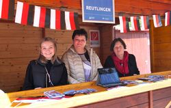 Luisa Wagner, Tina Reymann und Dolmetscherin Éva Andrási auf der Reiseausstellung in der ungarischen Partnerstadt Szolnok. FOTO: