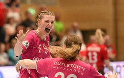 Siegtorschützin Naina Klein (links) und Maren Weigel, für die es ihr letztes Bundesliga-Spiel war, feiern den Sieg beim Thüringe