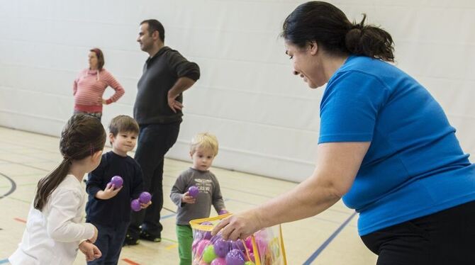 Übungsleiterin Döne Tekdemir (rechts) spielt in der Spielgruppe »Rasselbande« des TSG Reutlingen mit Kindern und deren Eltern. Übungsleiterin Döne Tekdemir (rechts) spielt in der Spielgruppe »Rasselbande« des TSG Reutlingen mit Kindern und deren Eltern.
