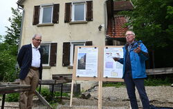 OB Thomas Keck (links) und Helmut Treutlein vom Trägerverein vor dem zukünftigen Haus der Insekten auf dem Listhof. 