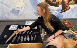 Archäologin Elena Moos zeigt ihre Steinzeitwaffenkollektion.  