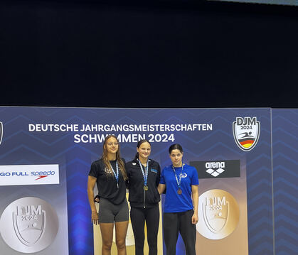  Svenja Götting (Mitte) freut sich über den 100- Meter-Freistil-Titel.  FOTO: PRIVAT
