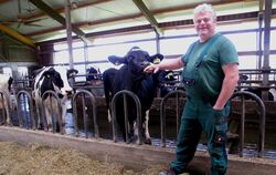 Landwirt Gerhard Neuscheler aus Walddorfhäslach mit einer seiner "Lieferantinnen" für die Biogasanlage.