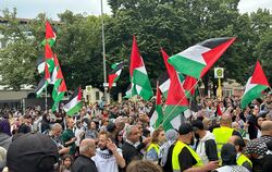 Domnastranten in Kreuzberg fordern die Anerkennung Palästinas.  FOTO: ZINKEN/DPA 