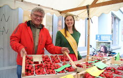 Bei Helmut Hennegriff und Magdalena Ziegler gab es gratis Erdbeeren.  FOTO: NOWARA