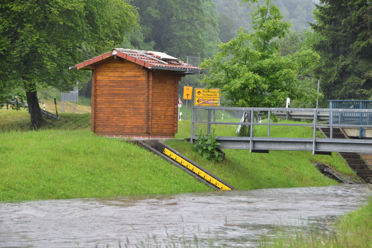 Hochwasser Lauchert Die Lauchert erreichte am Pegel bei Mägerkinge am Samstag den Höchsstand mit 1 Meter 40 Hochwasser noch viel Luft nach oben.