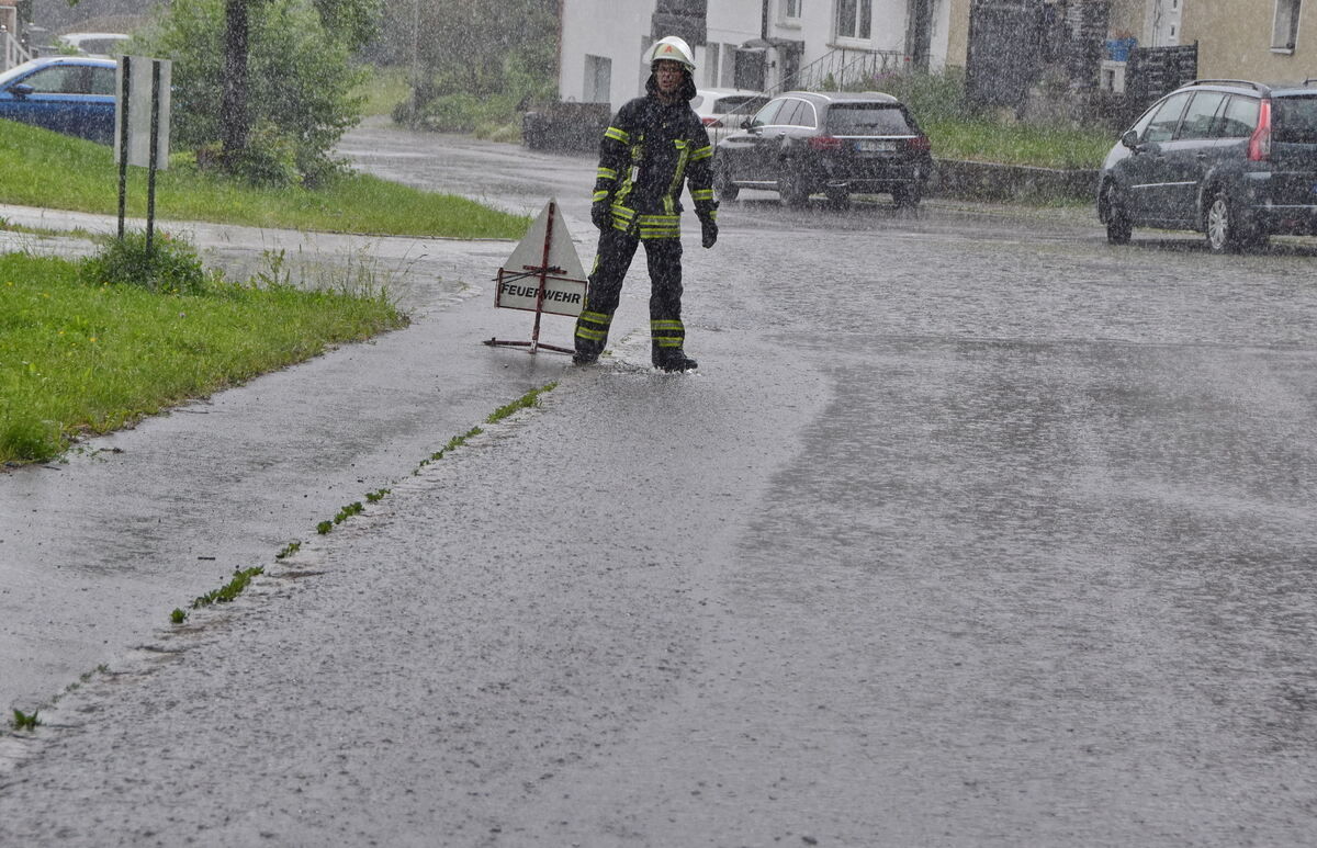 In Willmandingen strömte paralell zur jungen Lauchert das Oberflächenwasser über die Straße in den Ort FOTO MEYER