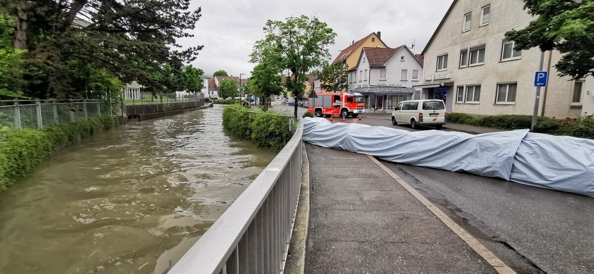 In Pfullingen fehlt nicht mehr viel, bis die Echaz über die Ufer tritt.